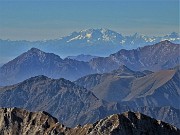 54 In secondo piano le Grigne, all'orizzonte Rosa e Cervino (zoom)